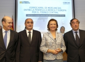 De izquierda a derecha Fernández de Alarcón, consejero de Fomento (Gobierno de Aragón), Callizo, presidente de la patronal oscense, Rudi, presidenta de Aragón, y Rosell, presidente de CEOE.  