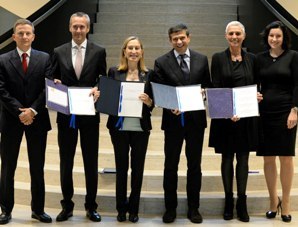La ministra de Fomento, Ana Pastor (centro) junto con los representantes de Francia, Portugal y Alemania tras la firma del acuerdo de constitución del Comité Ejecutivo del Corredor Atlántico.