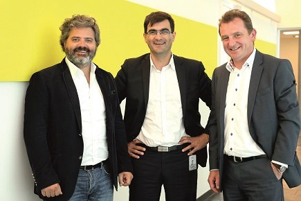 De izquierda a derecha, Ilan Benhaim, cofundador y socio ejecutivo/vicedirector gerente de Vente-Privée, Frédéric Beltoise, director de la cadena de suministro de Vente-Privée y Heimo Robosch, vicepresidente ejecutivo de Knapp.