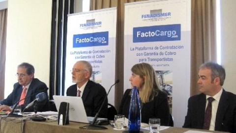 Julio Villaescusa, presidente de FENADISMER (segundo por la izquierda), ayer durante la presentación de FactoCargo