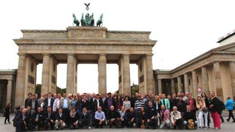 Los asistentes a la 9ª reunión de socios de TSC ante la puerta de Brandenburgo