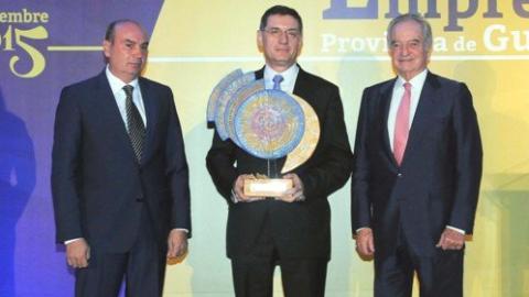 Luis Marceñido (centro) recibe el galardón para Logiters como Empresa del Año.