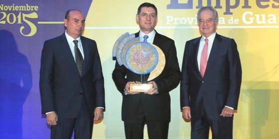 Luis Marceñido (centro) recibe el galardón para Logiters como Empresa del Año.