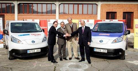 Representantes de Seur, Nissan, Calidad Pascual y el Ayuntamiento de Madrid, en la entrega de los vehículos.