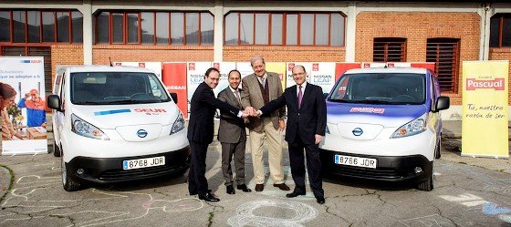 Representantes de Seur, Nissan, Calidad Pascual y el Ayuntamiento de Madrid, en la entrega de los vehículos.