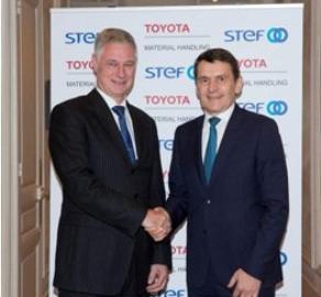Matthias Fischer, presidente de Toyota MHE (izquierda) y Jean-Pierre Sancier, director general de Stef