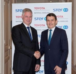 Matthias Fischer, presidente de Toyota MHE (izquierda) y Jean-Pierre Sancier, director general de Stef