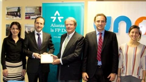 En el centro, de izquierda a derecha, sosteniendo el documento Francisco Aranda (UNO) y Francisco Belil, Fundación Bertelsmann