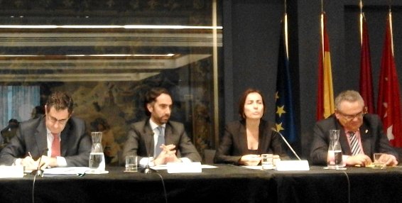 De izquierda a derecha: C. Gómez (CONETRANS), J del Moral (Fomento), M. Seguí (DGT) y O. de la Roza (CETM/CNTC)