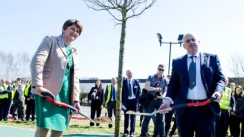 La Primera Ministra de Irlanda del Norte y el director de la factoría de Craigavon, plantan un árbol conmemorativo del 35 aniversario.
