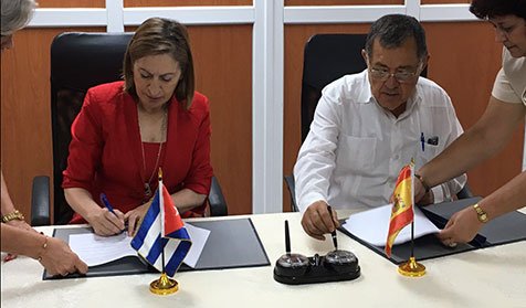 Ana Pastor, ministra de Fomento en funciones y el ministro de Transporte cubano, Adel Yzquierdo, en el momento de la firma.