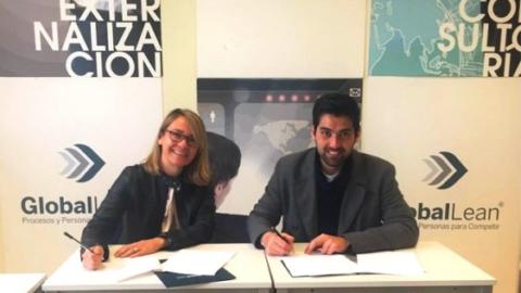 Maria Teresa Gilarranz, co-fundadora de PiperLab y Jesus Zambrano, responsable de Soluciones Tecnológicas de Global Lean, firman el acuerdo.