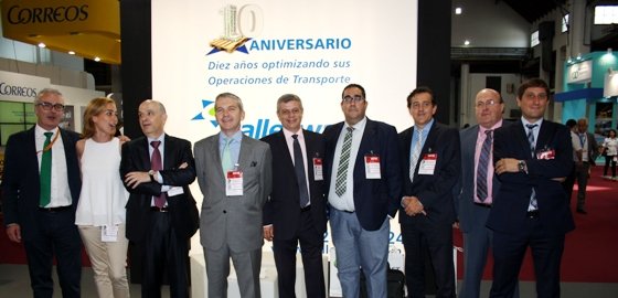 Gregorio Hernando, director general de Palleways Iberia (en el centro, con traje gris), posa con su equipo directivo.