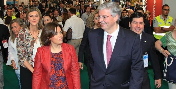Sáenz de Santamaría, vicepresidenta del Gobierno en funciones, en su paseo por SIL acompañada del presidente del Salón, Jordi Cornet.