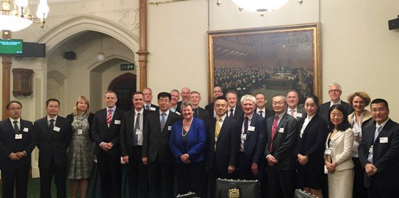 La delegación china fue recibida en la Cámara de los Comunes del Parlamento británico.