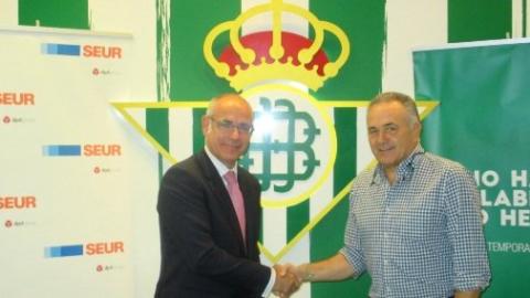 Alberto Navarro, consejero delegado de SEUR y Rafael Gordillo, exfutbolista y presidente de la Fundación Reala Betis.