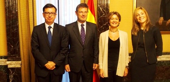 En el centro los Ministros de Fomento en funciones y Agricultura, Catalá y García Tejerína, flanqueados por los representantes del BEI.