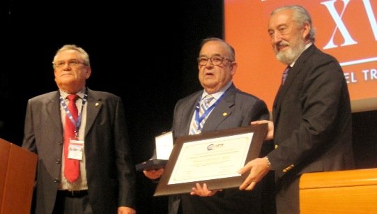 Marcos Montero, ex presidente de CETM, recibe la Medalla de Honor de la patronal de manos de Julio Gómez-Pomar (derecha)en presencia de Ovidio de la Roza.