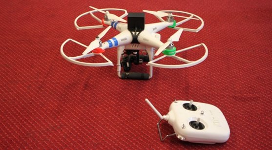 Un dron y su unidad de control.