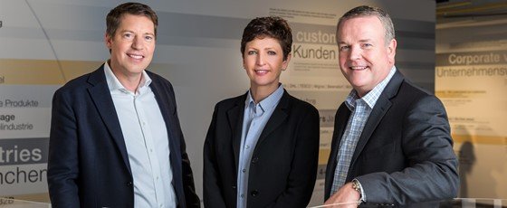 Desde la izquierda: Jan Vercammen, managing director de Egemin Group; Barbara Wladarz, managing director de Dematic Europa Central, y Jeff Moss, CEO de Dematic International.