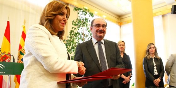 Susana Díaz y Javier Lambán, presidentes de Andalucía y Aragón, tras la firma del protocolo de colaboración logística.