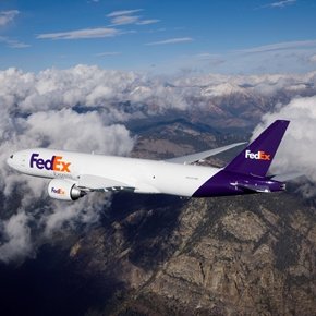 Avión Boeing 777 Freigthers que conectará las redes mundiales de FedEx Exprés y TNT.