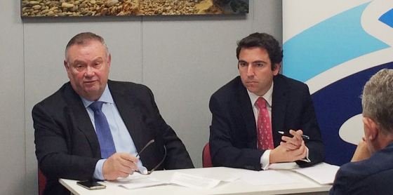 Jose M. Arnedo (izquierda), presidente de ATFRIE y Juan M. Sierra, secretario general, informan de la supresión de las restricciones de la DGT al transporte hortofrutícola.