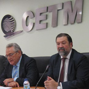 De izquierda a derecha: Ovidio de la Roza, presidente de la CETM, y Francisco Caamaño, exministro de Justicia y portavoz de CCS Abogados.
