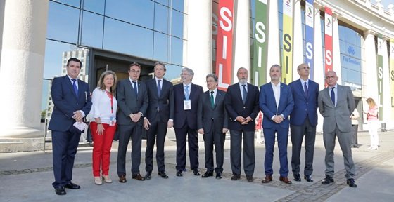 El Ministro de Fomento, Íñigo de la Serna, junto con el resto de personalidades que acudieron a la inauguración del SIL 2017.