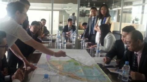 Funcionarios chinos reciben las explicaciones sobre Plaza Zaragoza durante su visita a la plataforma.
