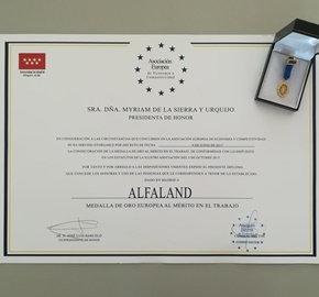 Diploma y medalla entregados a Alfaland por su mérito en el trabajo.