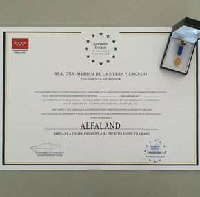 Diploma y medalla entregados a Alfaland por su mérito en el trabajo.