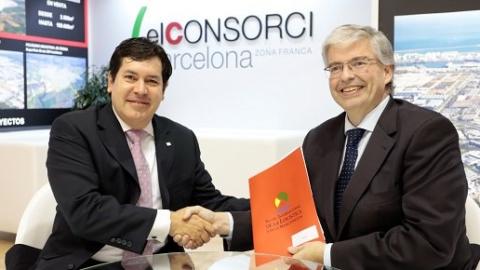 La firma del acuerdo entre el presidente de ALACAT, Galo Molina (izquierda) y el presidente del SIL, Jordi Cornet durante celebración del SIL 2017.