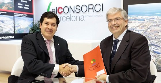 La firma del acuerdo entre el presidente de ALACAT, Galo Molina (izquierda) y el presidente del SIL, Jordi Cornet durante celebración del SIL 2017.