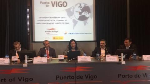 Representantes del Puerto de Vigo y distintos agentes implicados en el sector del transporte intermodal marítimo durante la jornada.