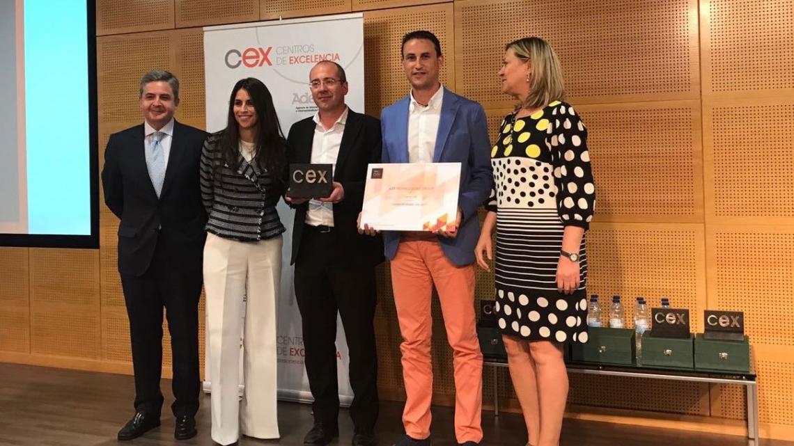 Representantes de ASTI Technologies Group recogen el Premio CEX.