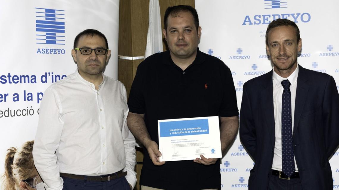 Jordi Martínez, responsable PRL, Healt&Safety de Toyota Material Handling España junto con representantes de Asepeyo tras la entrega del diploma.
