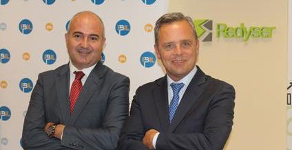 De izquierda a derecha: Lucio Fernández, director de RSC y RRHH de Redyser y Jorge Ramos, CEO de IBIL.