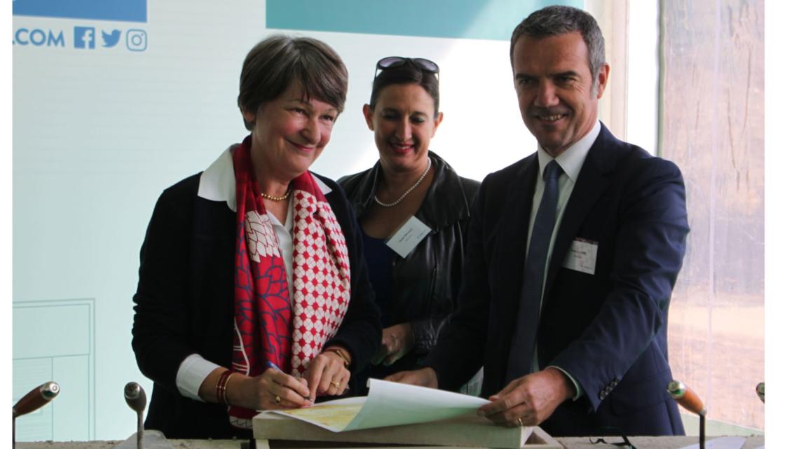 De izquierda a derecha: Line Magne, alcaldesa de la localidad de Moissy-Cramayel, Cécile Tricault, country manager de Prologis en Francia y François Rispe, director de Prologis para el Sur de Europa.