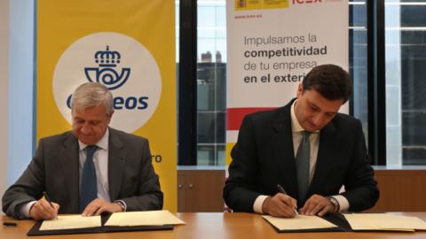 De izquierda a derecha: Javier Cuesta, presidente de Correos y Francisco Javier Garzón, consejero delegado de ICEX España Exportación e Inversiones.