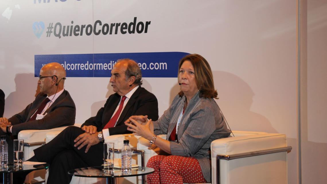Agnés Noguera durante su intervención, destacando los beneficios del Corredor en lo que a eficiencia y sostenibilidad se refiere.