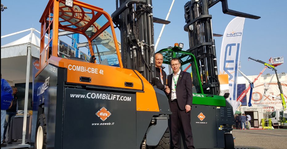 Martin McVicar, director ejecutivo de Combilift y Stefano Chimentin, distribuidor de Combilitf en Italia, durante el lanzamiento de la nueva carretilla.