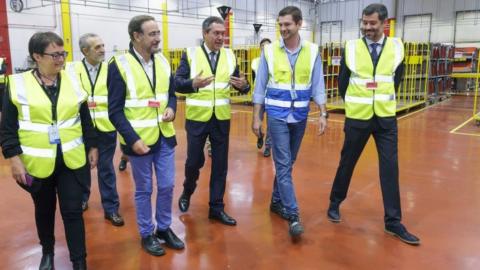 Responsables del nuevo centro logístico de Amazon y representantes del Ayuntamiento de Sevilla durante la visita.