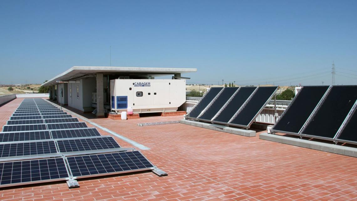 Placas solares instaladas para proveer de energía a las oficinas.
