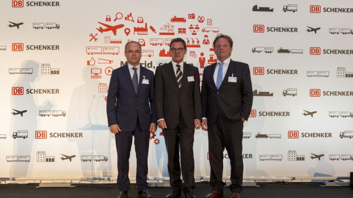 Lluís Gay, CEO Cluster Iberia de DB Schenker; Peter Tempel, Embajador de Alemania en España; y Reiner Heiken, CEO de la Región Europa de DB Schenker, durante la inauguración del nuevo centro.