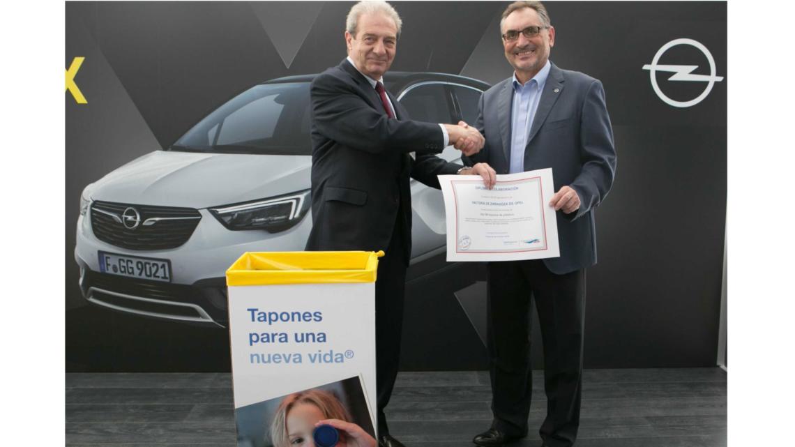 Ramon Mayo presidente de la Fundación Seur, junto a Antonio Cobo director general de Opel España en la entrega del diploma de reconocimiento.