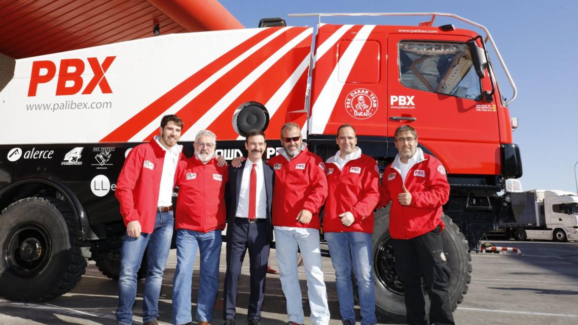 El equipo PBX Dakar Team junto a Jaime Colsa durante la presentación de los camiones que irán al Dakar.