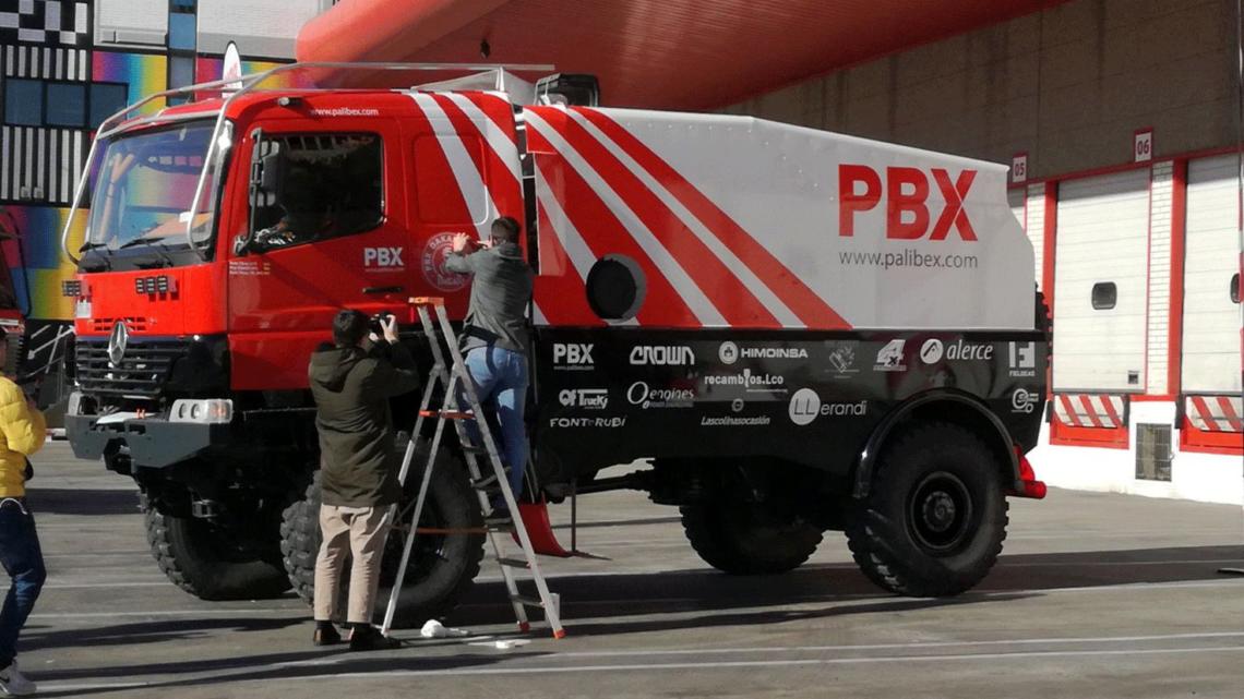 Insertando la pegatina del Dakar en el camión de Palibex.