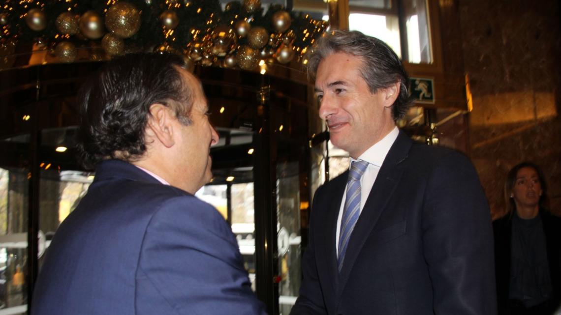 El instante en que el ministro de Fomento, Íñigo de la Serna, saluda a Juan Pablo Lázaro, presidente de UNO.