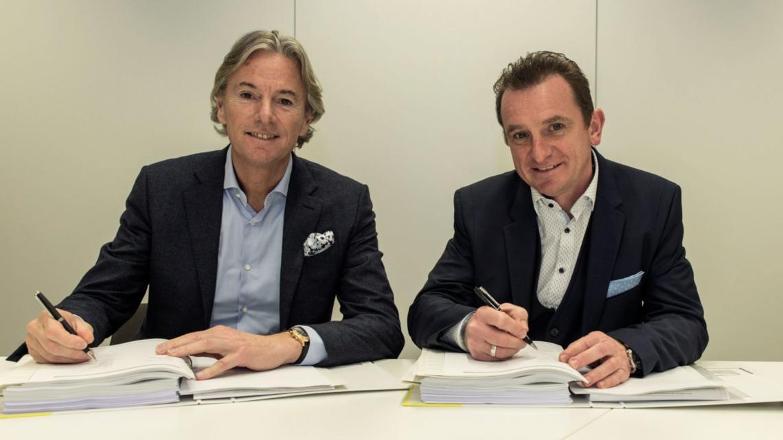 De izquierda a derecha: Eddie Perdok, CEO de Kramp Groep y Heimo Robosch, vicepresidente ejecutivo de KNAPP AG, firmaron el contrato en la sede central de Kramp en la ciudad holandesa de Varsseveld.